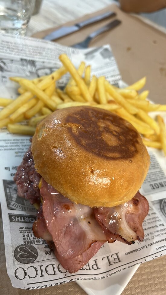 Luna De Alberdi Burger Bar